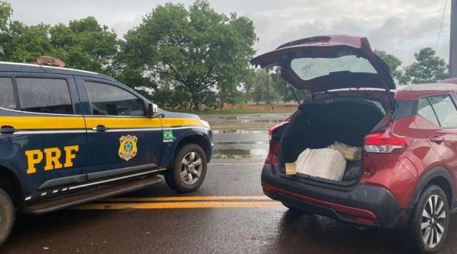 Comparsa foge a p&eacute;, mas traficante &eacute; preso com carro abarrotado de maconha