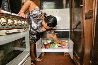 Auxílio emergencial recebido na casa de Rosenei e Luiz garante comida dentro do armário. (Foto: Kisie Ainoã)