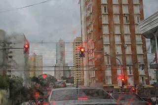 Chuva fraca pela Rua Antônio Maria Coelho, no Centro, durante esta tarde. (Foto: Paulo Francis) 