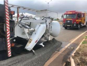 Caminhão tomba em rotatória e deixa motorista ferida