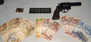 Dinheiro encontrado com jovem preso. (Foto: Divulgação/Batalhão de Choque)