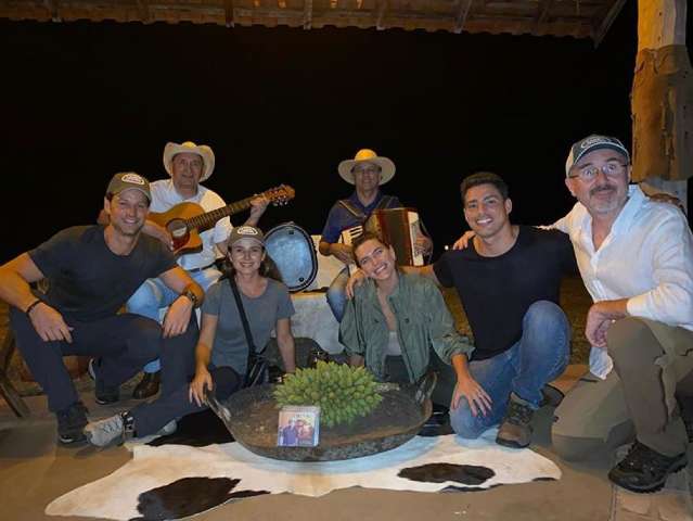 Por on&ccedil;a, Paula Fernandes se junta a Cau&atilde; Reymond em tour no Pantanal