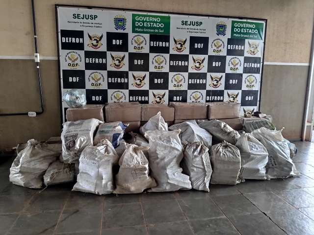 Pol&iacute;cia encontra 1.830 quilos de maconha escondidos em carga de aveia