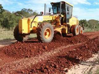 Obra de recuperação de estradas na região do Pantanal (Foto: Edemir Rodrigues - Governo MS)