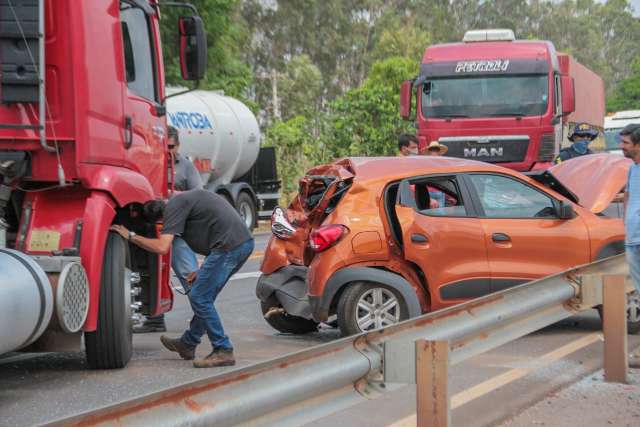 Motorista faz conversão errada e carro é atingido por 2 carretas