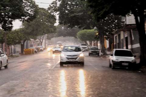 Chove fraco na Capital, mas no interior ventos chegam a 53 km/h 
