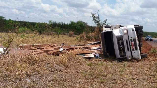 Caminh&atilde;o carregado com paletes balan&ccedil;a em curva e tomba na BR-262