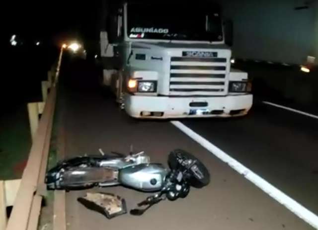 Mulher morre e irm&atilde; fica ferida ap&oacute;s colis&atilde;o entre moto e carreta na BR-163