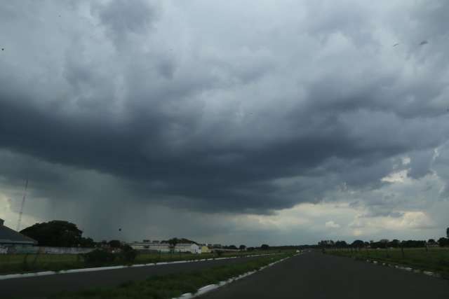 C&eacute;u escuro e carregado chega com pancada de chuva em Campo Grande