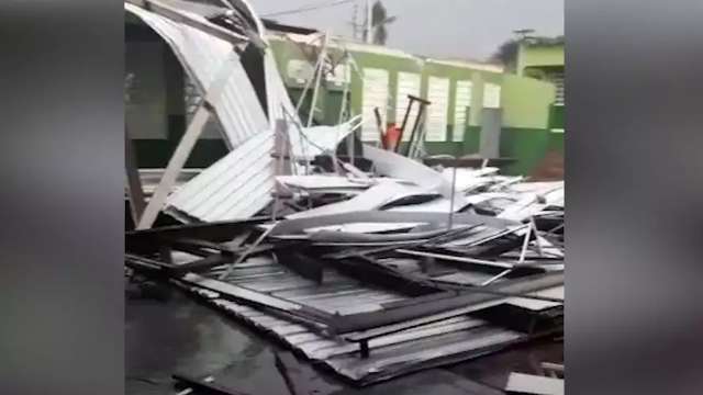 Temporal com granizo destrói telhado de escola e alaga ruas em Rio Negro