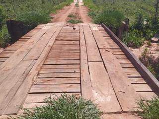 Ponte foi construída ilegalmente para unir estrada em fazenda. (Foto: Divulgação/Polícia Militar)