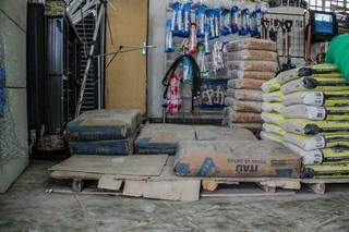 Em loja de materiais de construção, apenas 13 sacos de cimento estão disponíveis para compra (Foto: Silas Lima)