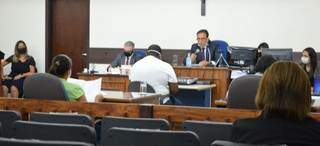 Edevaldo Costa Leite em frente ao juíz, durante o julgamento. (Foto: Leonardo Cabral/ Diário Corumbaense)