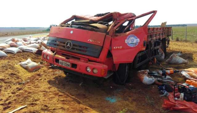 Caminhão sai da pista, capota várias vezes e deixa motorista gravemente ferido