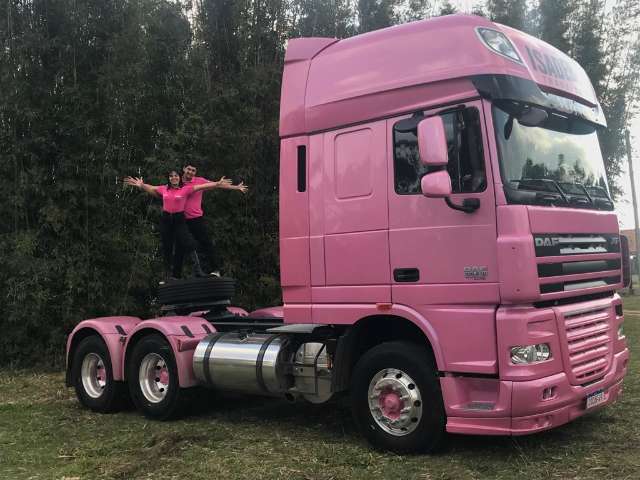 Na estrada, casal encontra amor e vive em caminh&atilde;o cor de rosa