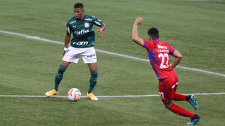 Danilo, do Palmeiras, disputa bola com Cardoso (de vermelho). (Foto: Cesar Greco) 