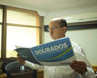 Barbosinha, candidato do DEM, confere plano de gestão apresentado na campanha (Foto: Divulgação)