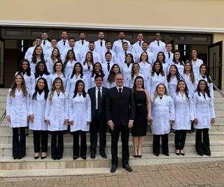 Primeira turma de Medicina da UEMS forma 47 médicos hoje. Ao centro, o nome de turma professor Renato Senefonte, paraninfo Renato Arruda e patronesse Tânia Salum. (Foto: Arquivo Pessoal)