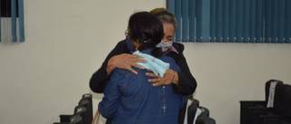 Mãe e ex-sogra de Nádia se abraçando ao final do julgamento. (Foto: Leonardo Cabral/ Diário Corumbaense)