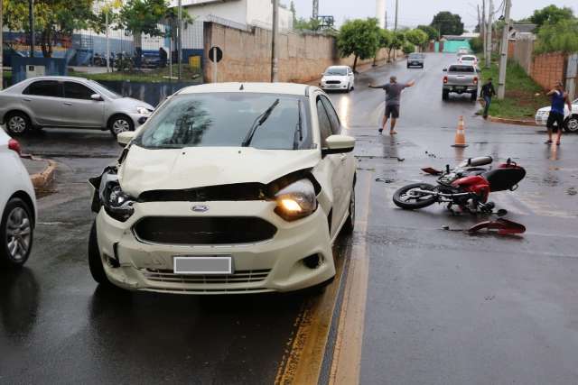 Motociclista em alta velocidade atinge Ford Ka e &ldquo;voa&rdquo; por cima de carro