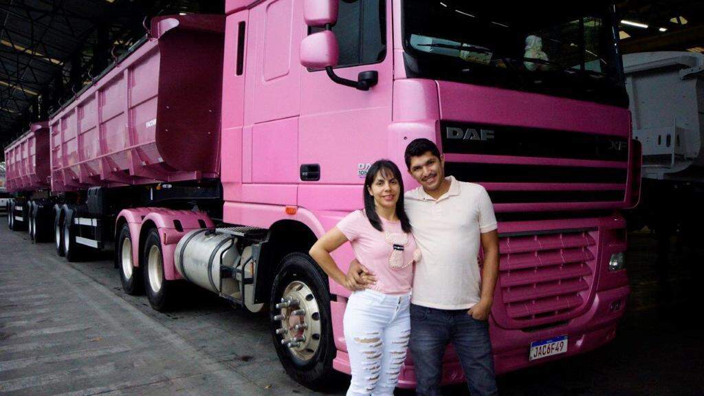 Caminhão rosa na cidade 