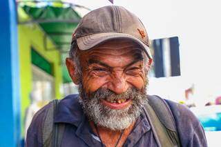 Encontramos esse senhorzinho nas ruas do Centro, que ficou &#34;envergonhado&#34; ao ver o &#34;santinho&#34; (Foto: Paulo Francis)