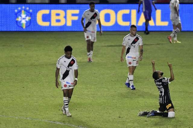 Corinthians sofre, mas vence Vasco no final e se afasta da zona de rebaixamento