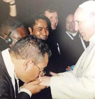 Registro de 2016 traz o padre Agenor beijando a mão do Papa Francisco durante curso em Roma. (Foto: Arquivo Pessoal)