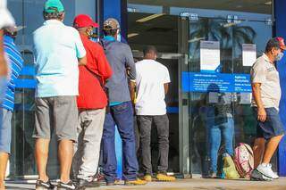 Trabalhadores na fila da Caixa Econômica Federal esperando o pagamento de parcela do auxílio emergencial (Foto: Marcos Maluf/Arquivo)