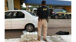 Droga avaliada em R$ 1,7 milhões estava escondida no banco traseiro do carro. (Foto: Divulgação/PRF)