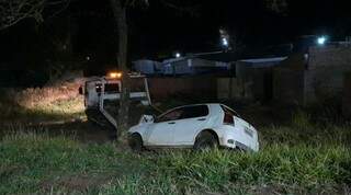 Fiat Palio que atingiu árvore é guinchado (Foto: PRF/Divulgação)