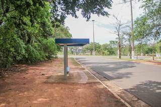 Com calçada e piso tátil, ponto de ônibus é &#34;ilha&#34; em avenida do Parque dos Poderes. (Foto: Silas Lima)