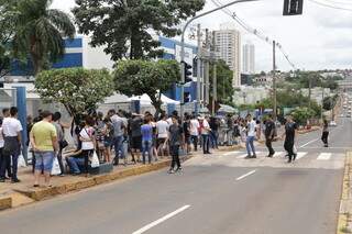Movimentação de estudantes, antes da pandemia, em frente a Uniderp, na Capital (Foto: Kísie Ainoã/Arquivo)