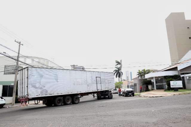 Caminh&atilde;o derruba fia&ccedil;&atilde;o e fica atravessado no Jardim dos Estados