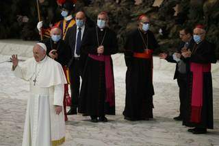 Papa Francisco acena para o público durante a audiência de 21 de outubro de 2020. (Foto: Gregorio Borgia/AP)