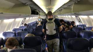 Voo da companhia aérea americana Southwest Airlines sem a utilização da poltrona da fileira do meio (Foto: Divulgação/Kyle Arnold)