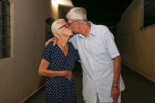 &#34;Casal 70&#34; dá beijinho e prova que amor os dois têm de sobra (Foto: Paulo Francis)