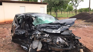 Veículo envolvido em acidente ficou destruído após colisão com carreta. (Foto: Ana Beatriz Rodrigues)