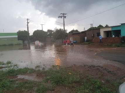 Chuva de 82 mm faz canal transbordar, alaga ruas e casas