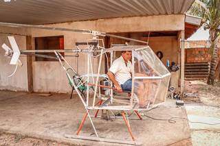 Elino dentro do seu helicóptero (Foto: Henrique Kawaminami)