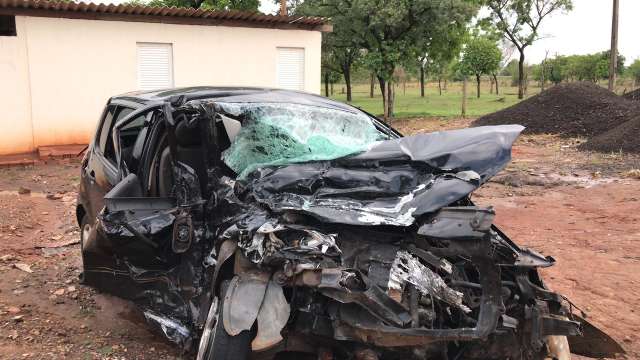 Colis&atilde;o com carreta destr&oacute;i carro e deixa homem em estado grave