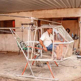 Audacioso, Elino construiu o próprio helicóptero que até "já saiu do chão"