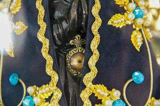 Ponto preto no meio do adereço de ouri é fragmento da Nossa Senhora da Aparecida Original (Foto: Marcos Maluf)