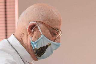 Padre Luciano usando máscara de Nossa Senhora (Foto: Marcos Maluf)
