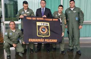 Bolsonaro homenageia aviadores com foto de militares que atuam em MS