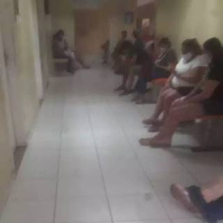 Pacientes aguardam médico por duas horas. (Foto: Direto das Ruas)