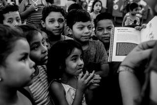 Crianças da comunidade indígena de Miranda conhecendo a obra. (Foto: Luciano Justiniano)