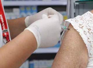 Paciente recebendo vacinação em farmácia da Capital. (Foto: Kísie Ainoã/Arquivo)