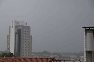 Tarde come&ccedil;a com chuva na Capital e term&ocirc;metros marcando 30&deg;C