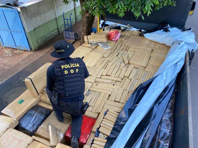 Dupla &eacute; presa com carga de maconha avaliada em R$ 9 milh&otilde;es 